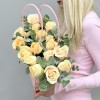 15 персиковых роз в большой сумочке MIX